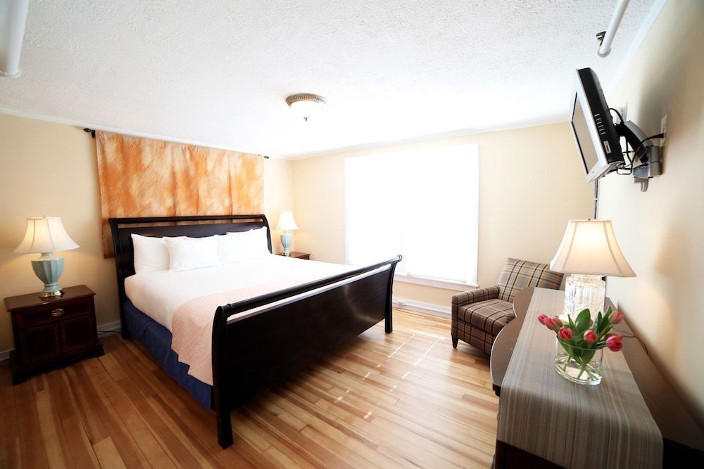 The Kennebunk Inn Standard Room, 1 King Bed, Refrigerator (Jefferson) 4