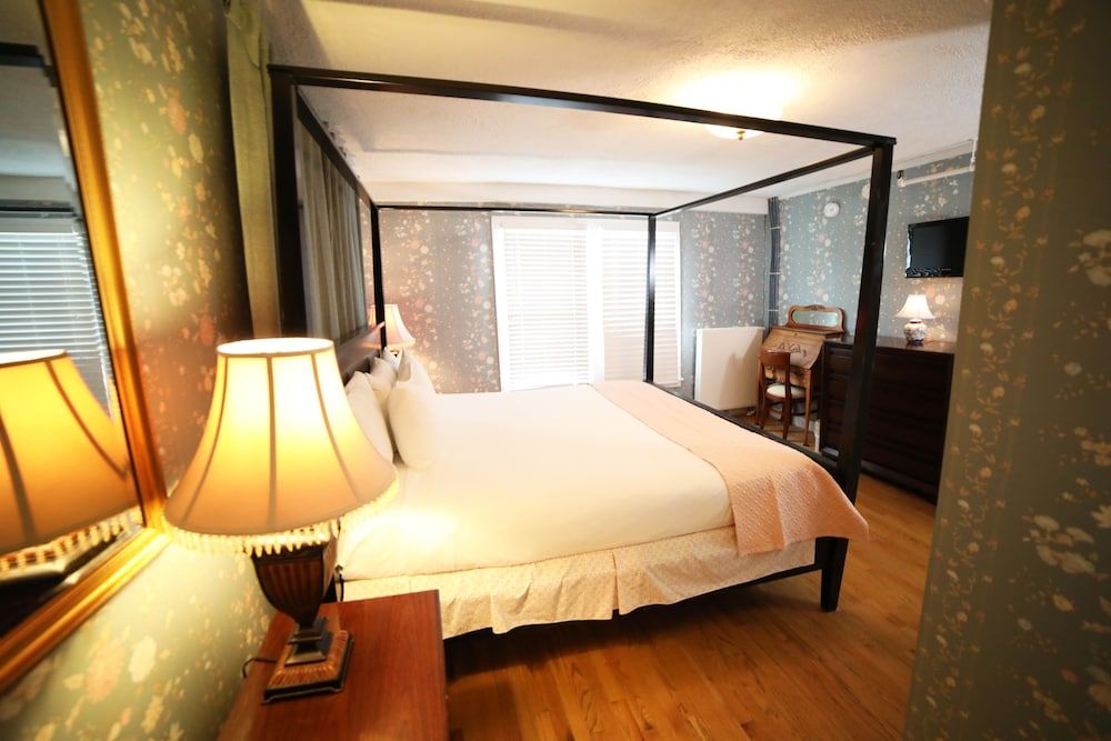 The Kennebunk Inn Standard Room, 1 King Bed, Refrigerator (Jefferson) 9