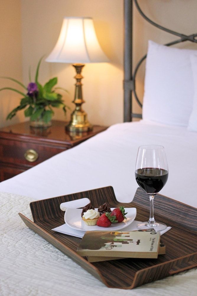 The Kennebunk Inn Standard Room, 1 King Bed, Refrigerator (Jefferson) 11