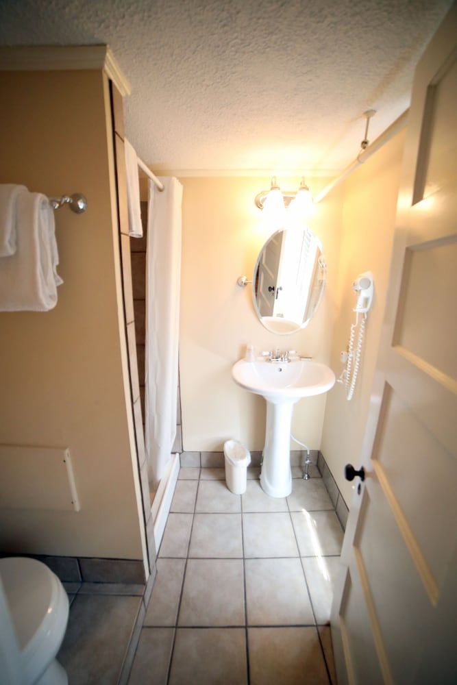 The Kennebunk Inn Standard Room, 1 Queen Bed, Private Bathroom (Adams) 10