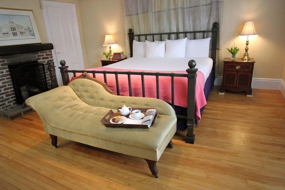 The Kennebunk Inn Standard Room, 1 King Bed, Refrigerator (Jefferson) 6