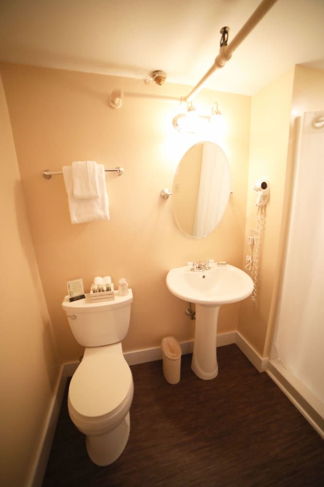 The Kennebunk Inn Standard Room, 1 Queen Bed, Private Bathroom (Adams) 12