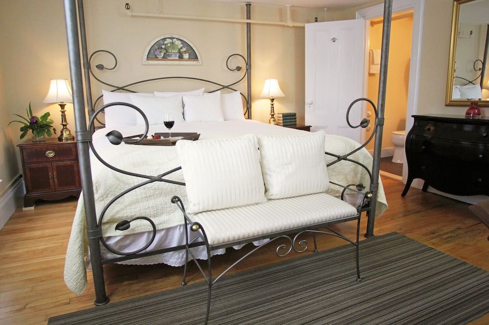 The Kennebunk Inn Standard Room, 1 King Bed, Refrigerator (Jefferson) 7