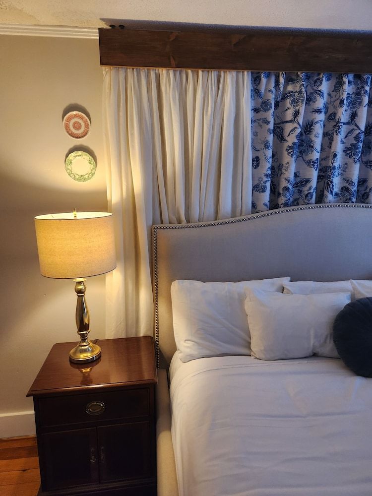 The Kennebunk Inn Standard Room, 1 King Bed, Refrigerator (Jefferson) 12