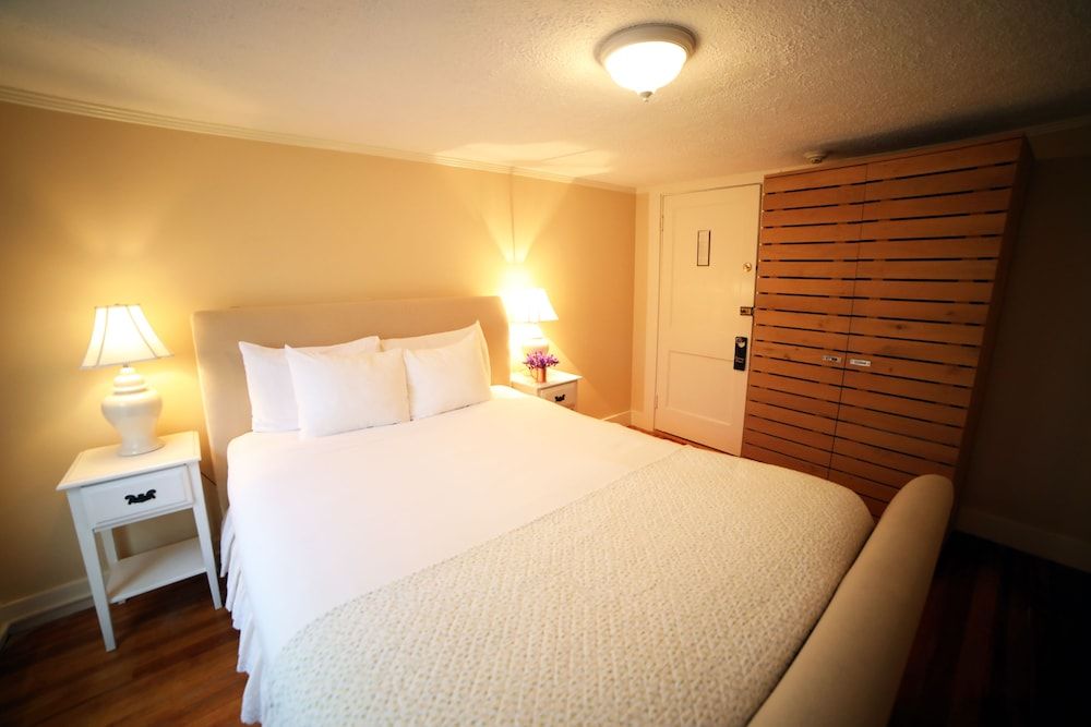 The Kennebunk Inn Standard Room, 1 Queen Bed, Private Bathroom (Adams) 5