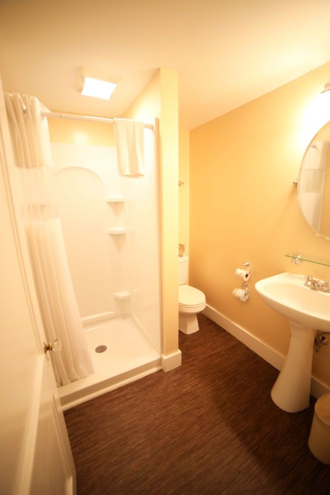 The Kennebunk Inn Family Suite, 2 Bedrooms, Refrigerator (MADISON) 6