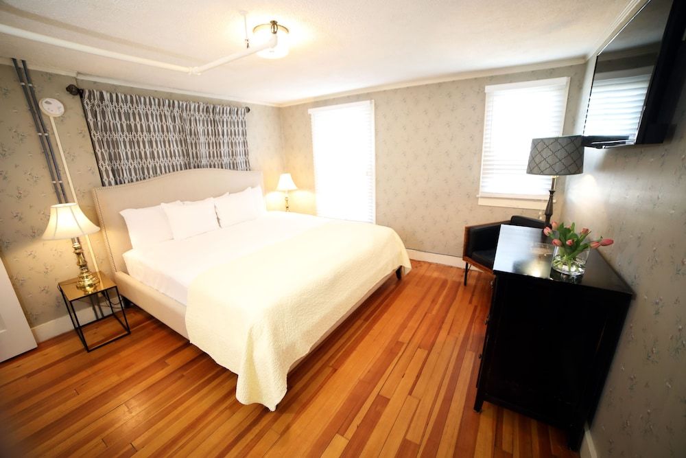 The Kennebunk Inn Standard Room, 1 King Bed, Refrigerator (Jefferson) 2