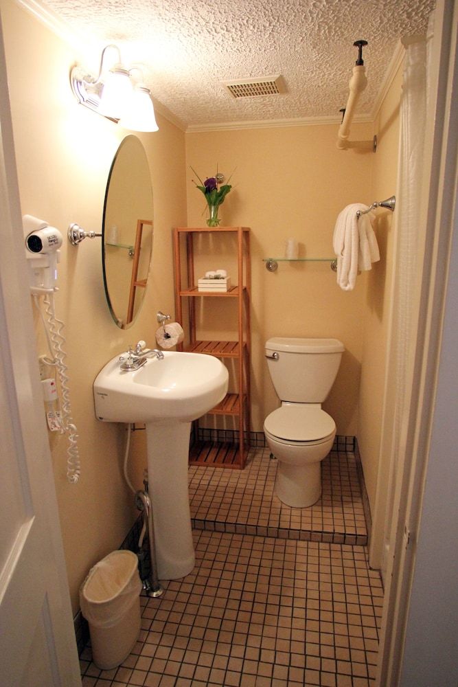 The Kennebunk Inn Standard Room, 1 Queen Bed, Private Bathroom (Adams) 7