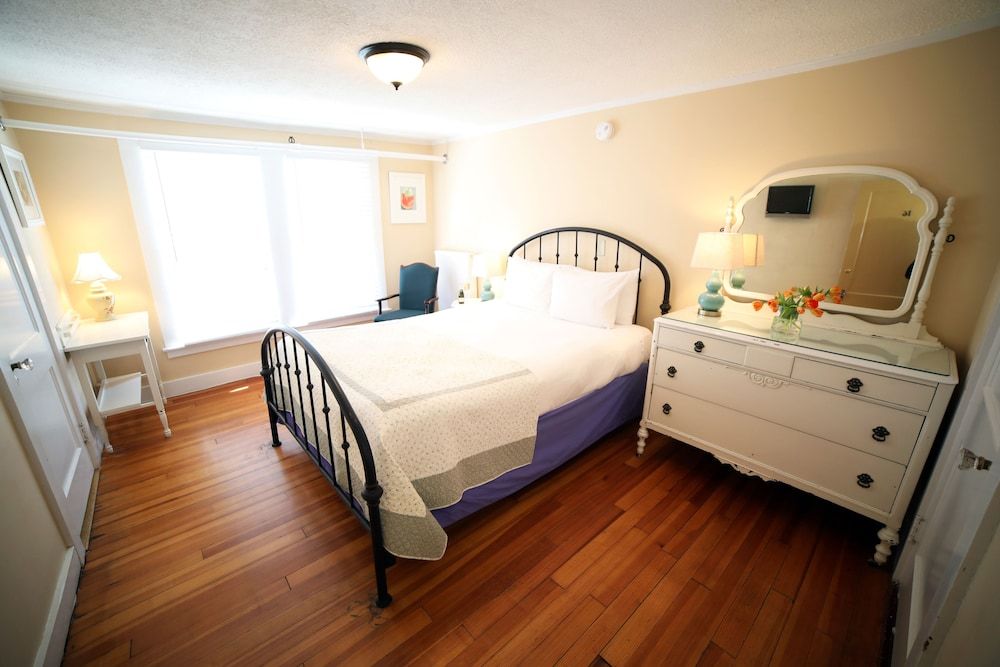 The Kennebunk Inn Standard Room, 1 Queen Bed, Private Bathroom (Adams) 3