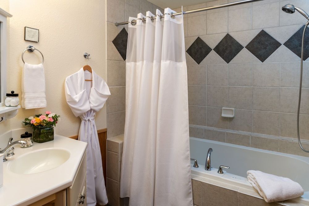 Bent Creek Lodge Bed & Breakfast Fern Deluxe Suite, Private Bathroom 2