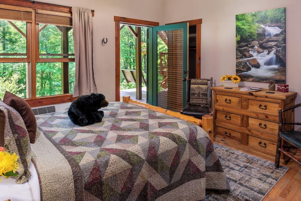 Bent Creek Lodge Bed & Breakfast Waterfall Room, Private Bathroom 2