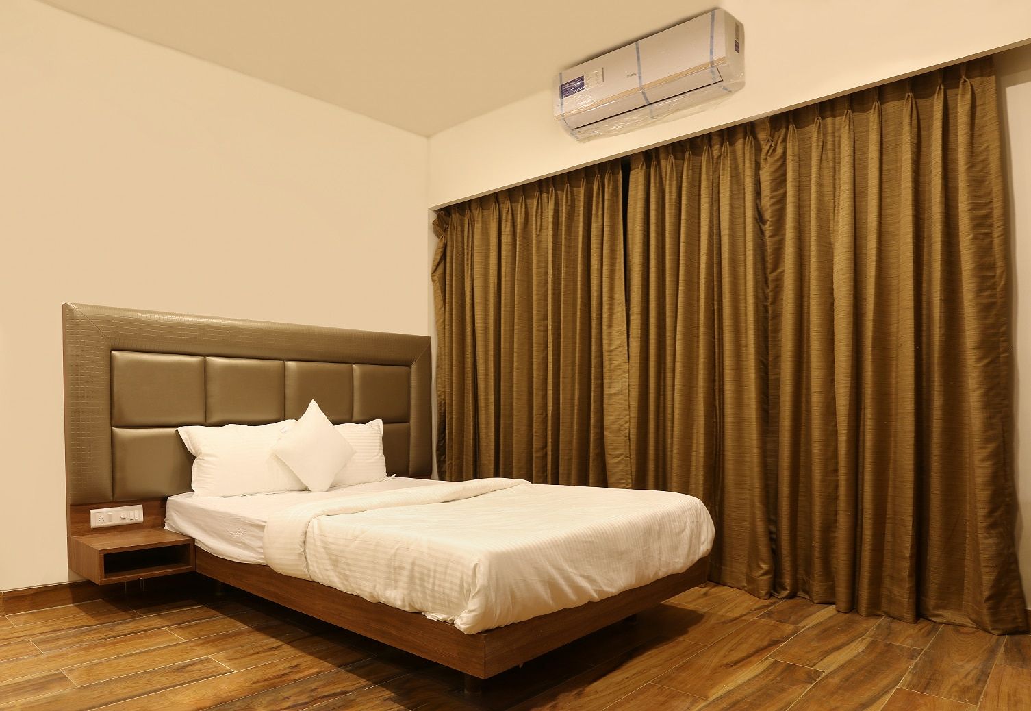 Deluxe Creek View Room