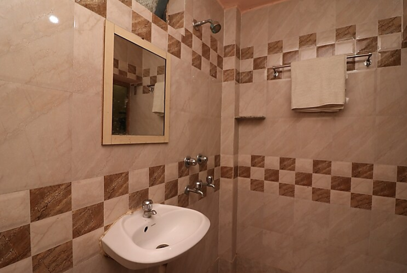 Hotel Saraogi Deluxe AC Room 8