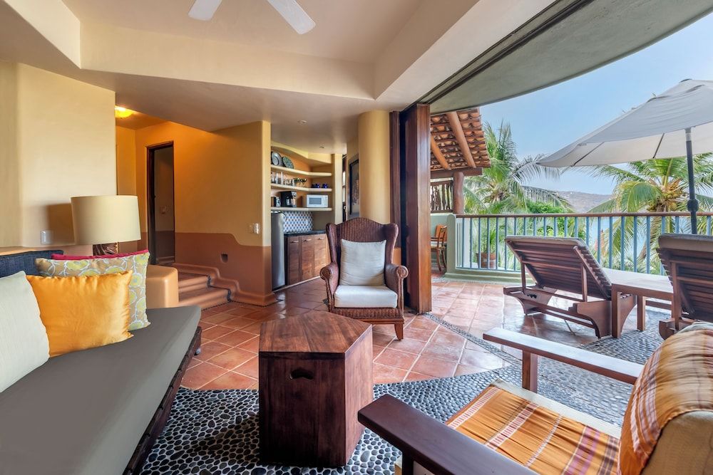 1 BEDROOM 2 BATH KING SUITE WITH PLUNGE POOL
