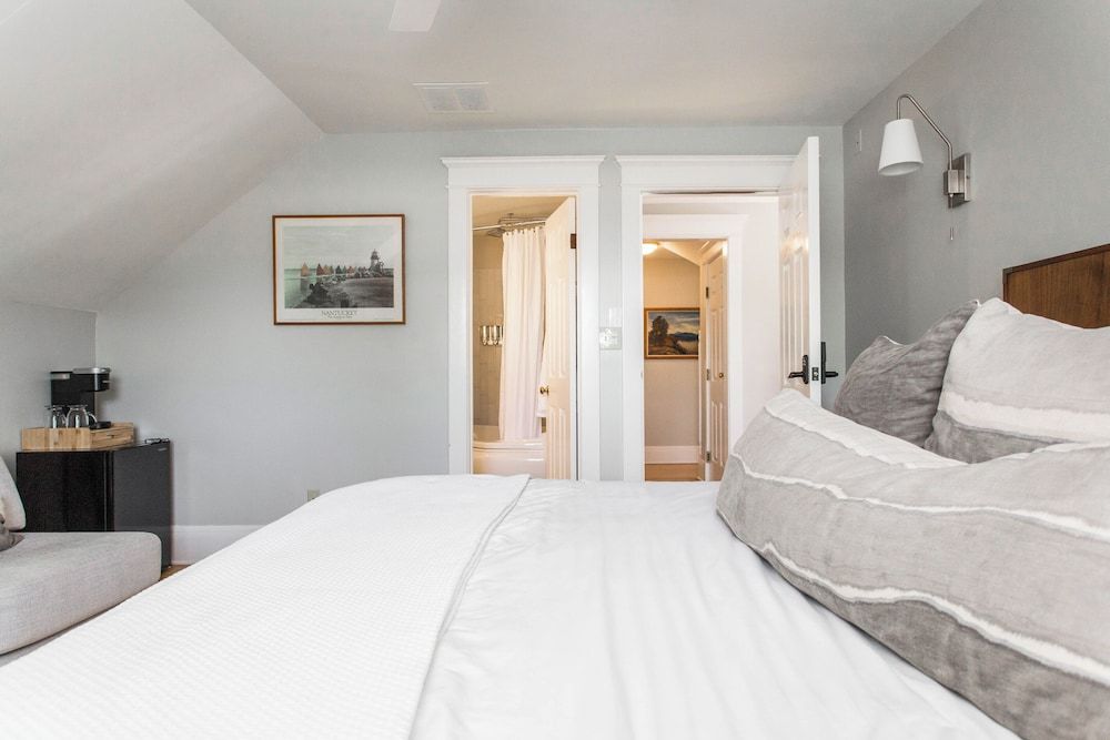 King Bed Jetted Tub (Clara and Russell Stover)