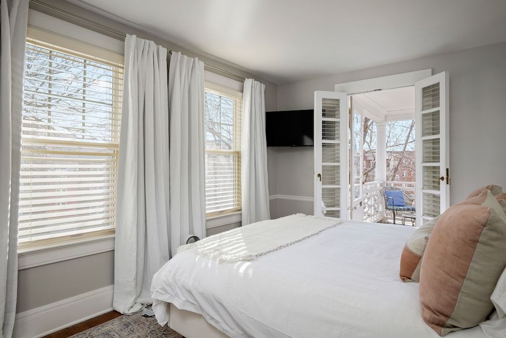 King Bed Deck (Kathryn Winstead)