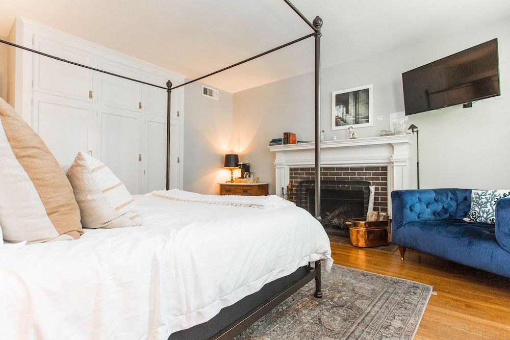 King Bed Fireplace (Wm. Rockhill Nelson)