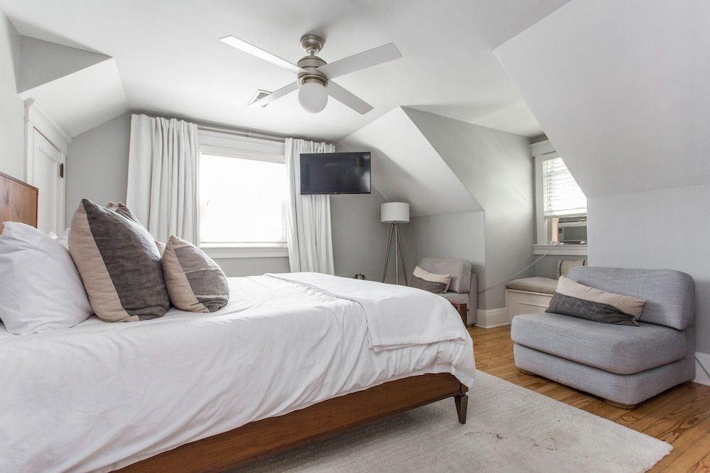 King Bed Jetted Tub (Clara and Russell Stover)