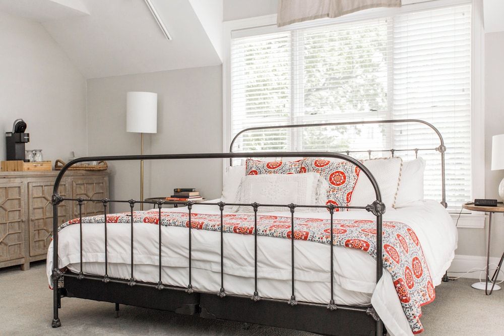 King Bed Suite (George Kessler Suite)