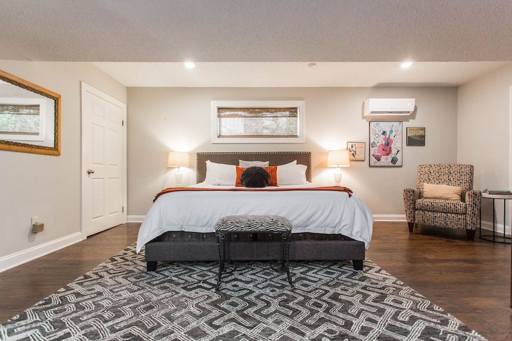 King Bed Suite (Charlie "Bird" Parker Suite)