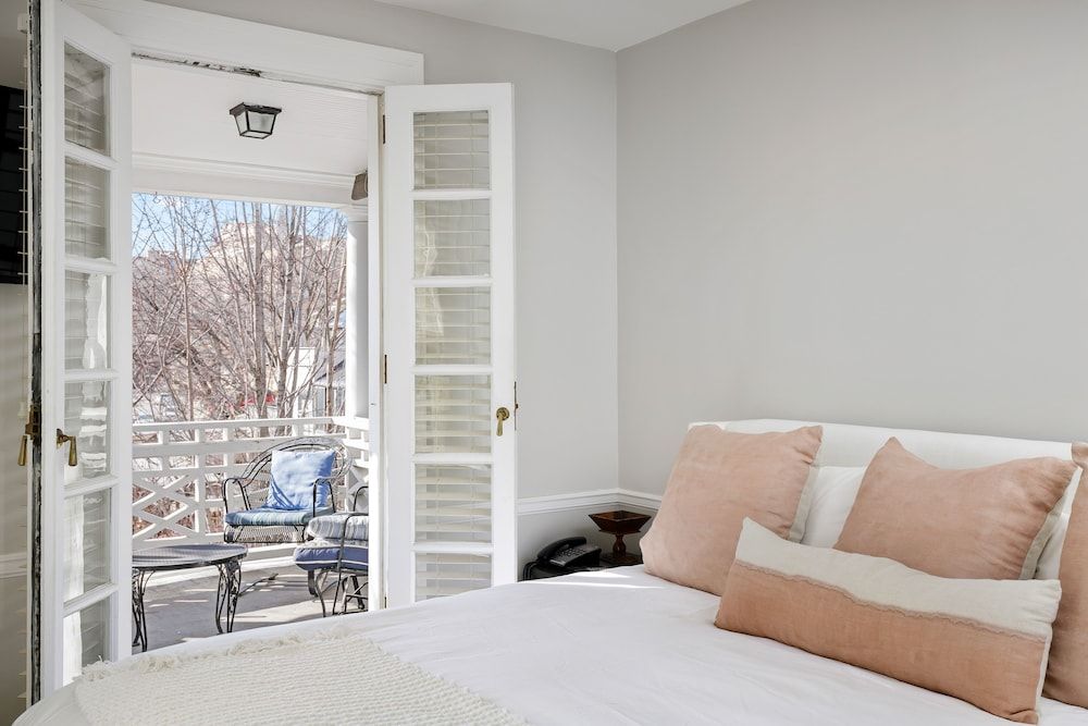King Bed Deck (Kathryn Winstead)