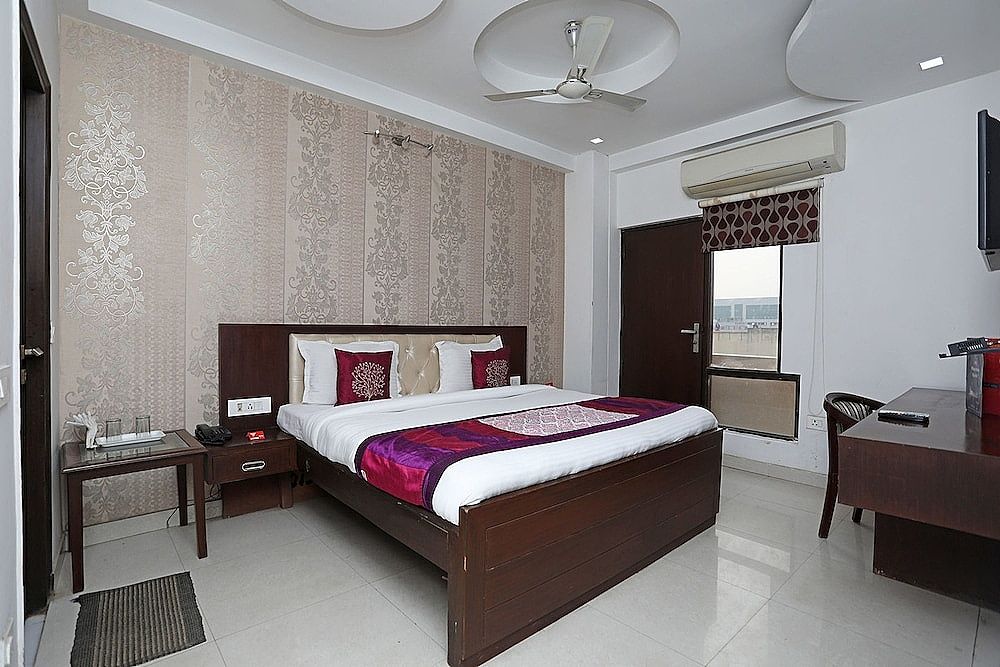 Hotel Flora inn Deluxe Room 2