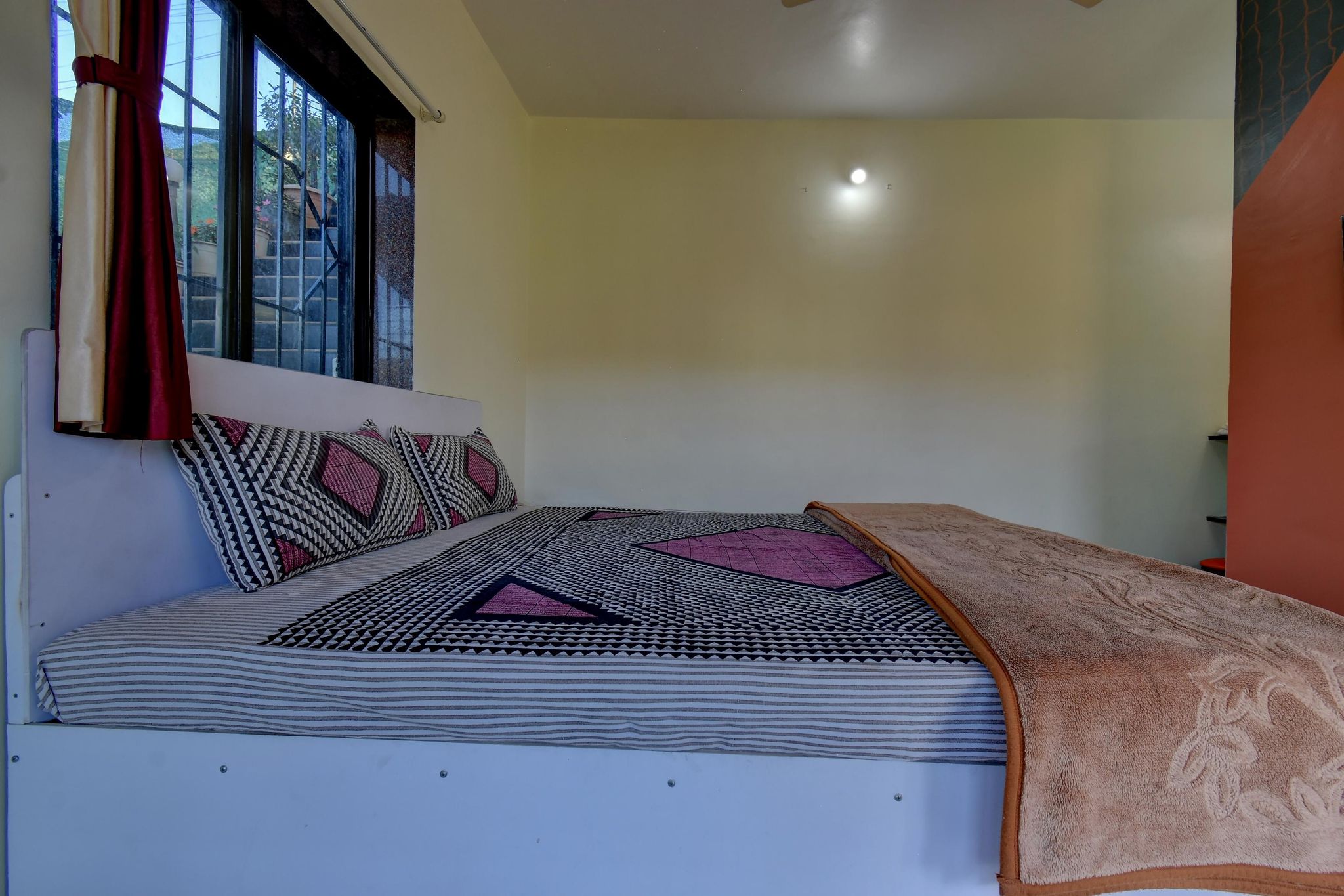 Prashant Cottage Deluxe Room Non-AC 4