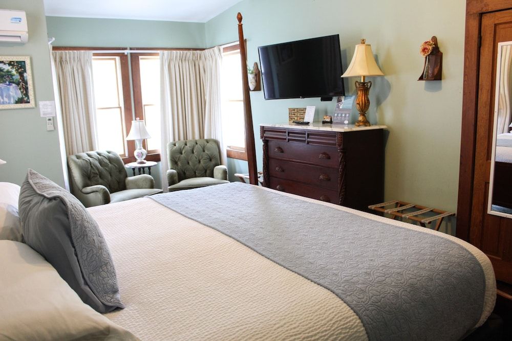 Julia Room (2nd Floor McKenzie House) Not Pet Friendly