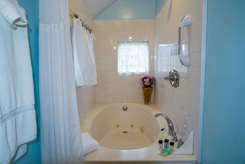 Luisa Room (3rd Floor McKenzie House) Not Pet Friendly
