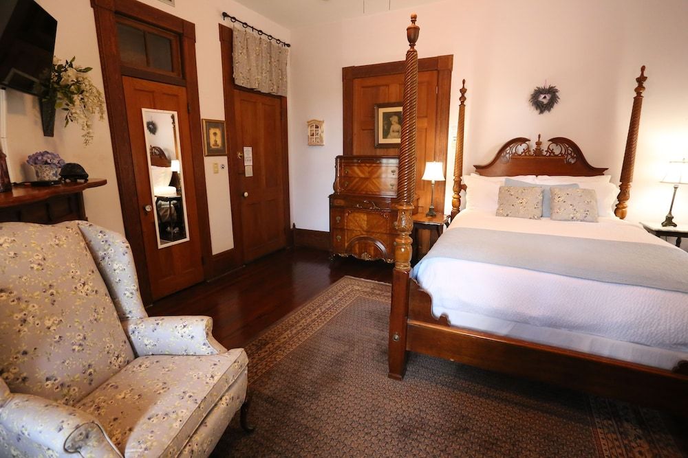 Giovanna Room (2nd Floor McKenzie House) Not Pet Friendly