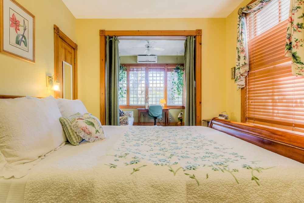 Piccadilly Suite (1st Floor Cushman-Colson House) Not Pet Friendly