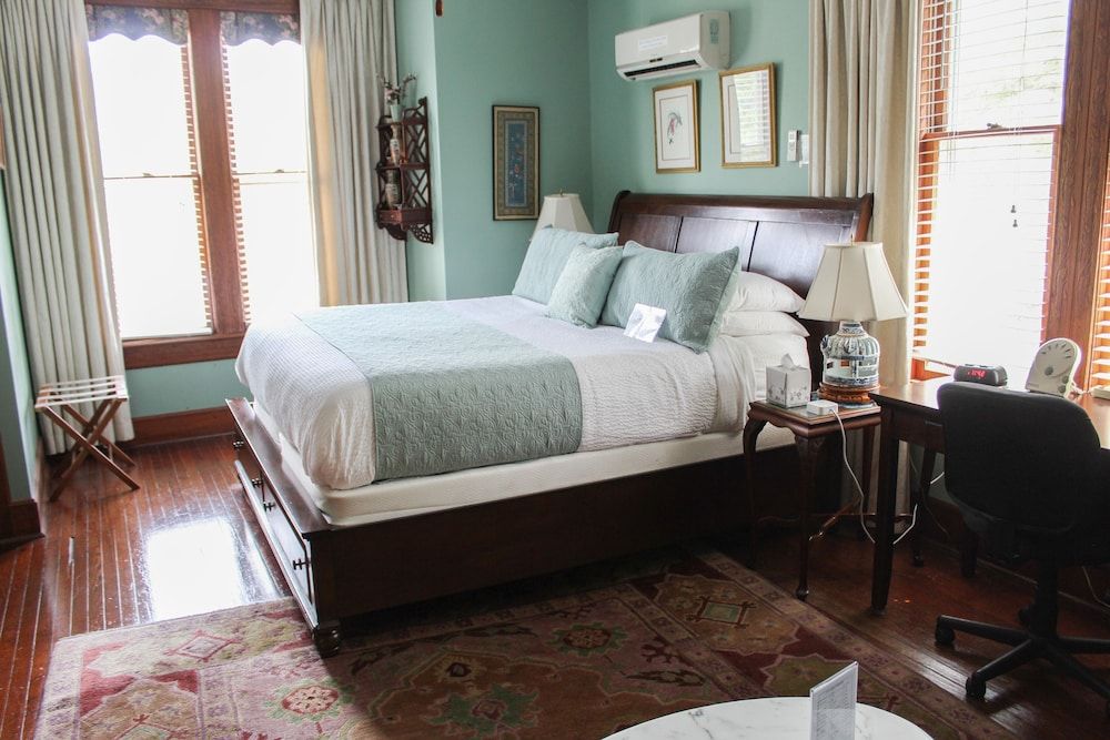 Aurora Room (2nd Floor McKenzie House) Not Pet Friendly