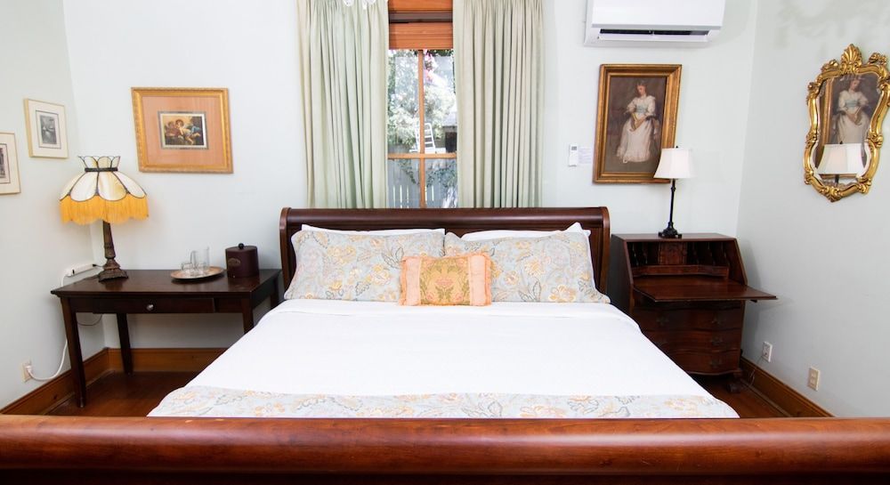 Tea Rose Room (1st Floor Cushman-Colson House) Not Pet Friendly
