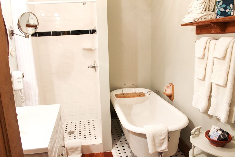 Tiffany Suite (2nd Floor Cushman-Colson House) Not Pet Friendly
