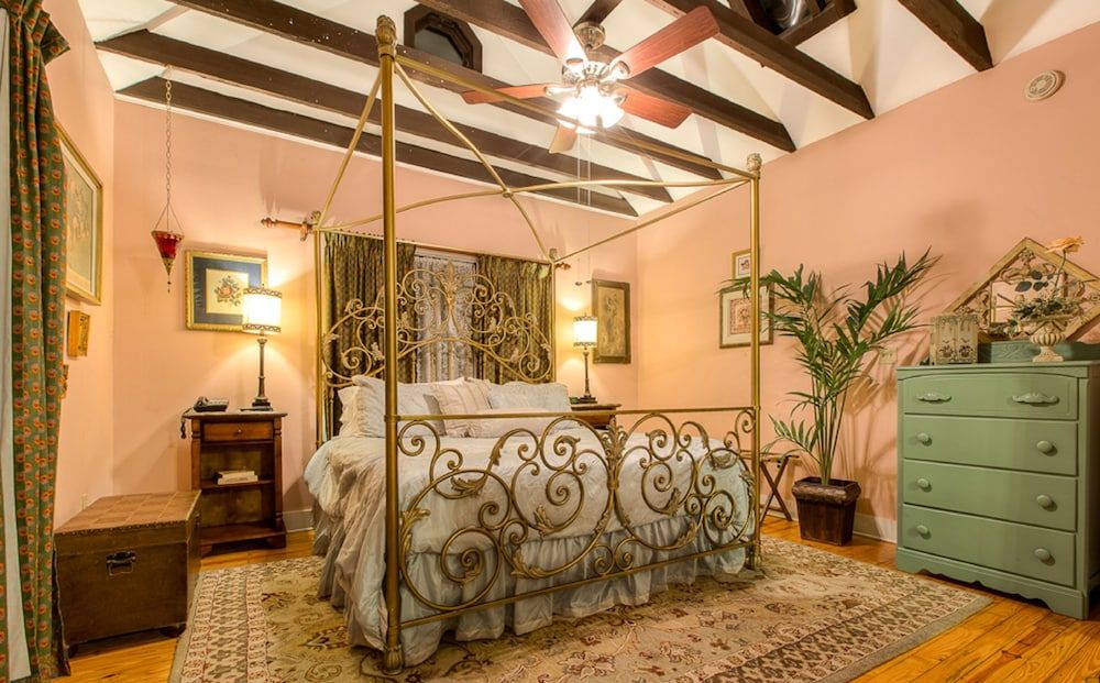 Honeymoon Cottage (McKenzie Gardens) Not Pet Friendly