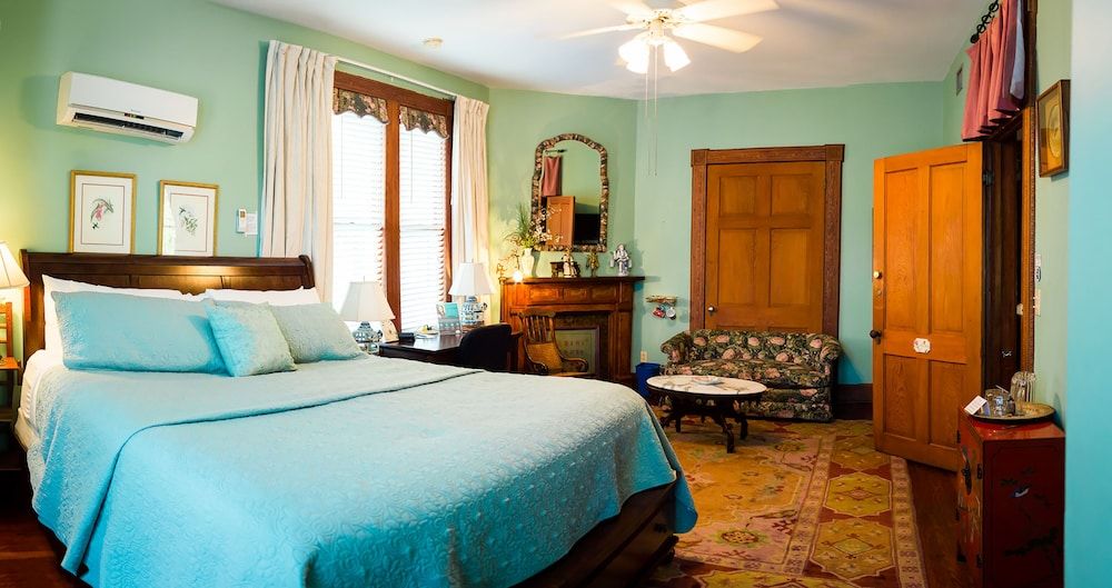 Aurora Room (2nd Floor McKenzie House) Not Pet Friendly