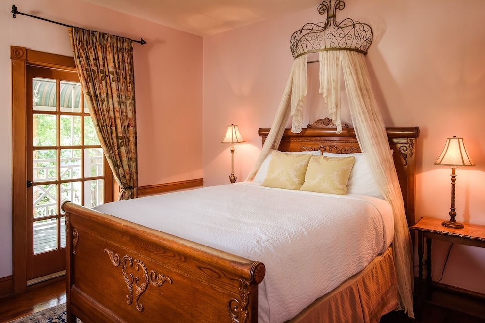 Heirloom Suite (2nd Floor Cushman-Colson House) Not Pet Friendly