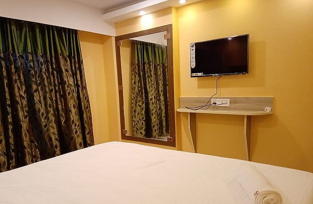 FabHotel Step Inn Deluxe Double Room 5