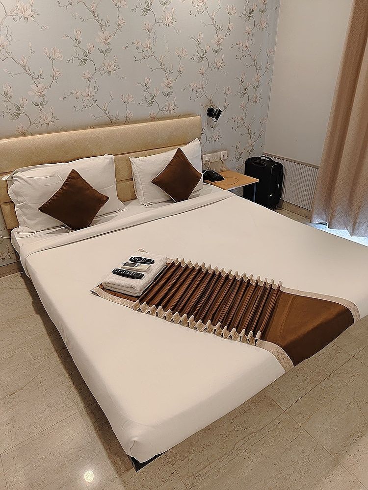 Aadat Hotel Subhash Chowk, Gurgaon Deluxe Room 3