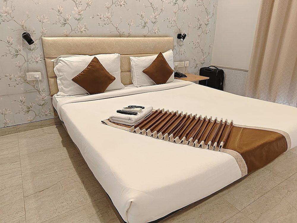 Aadat Hotel Subhash Chowk, Gurgaon Deluxe Room 5