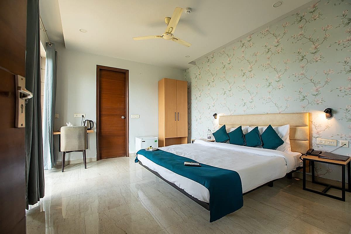 Aadat Hotel Subhash Chowk, Gurgaon Deluxe Room 4
