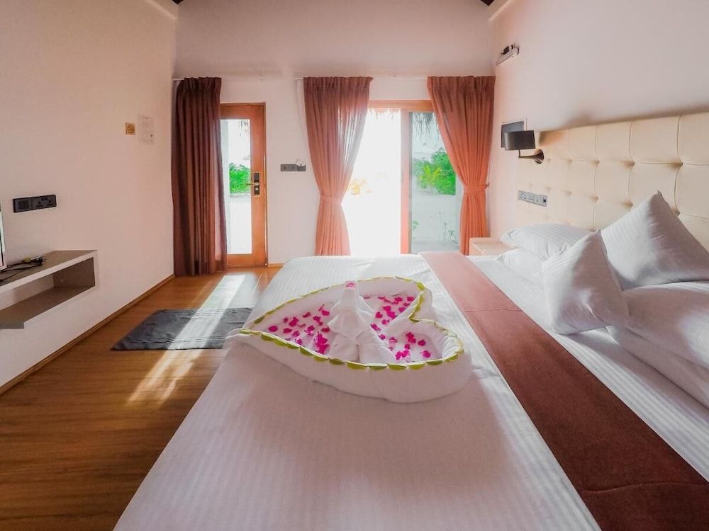 Club Kaafu Dhiffushi Deluxe Double or Twin Room, Ocean View, Beachfront 2