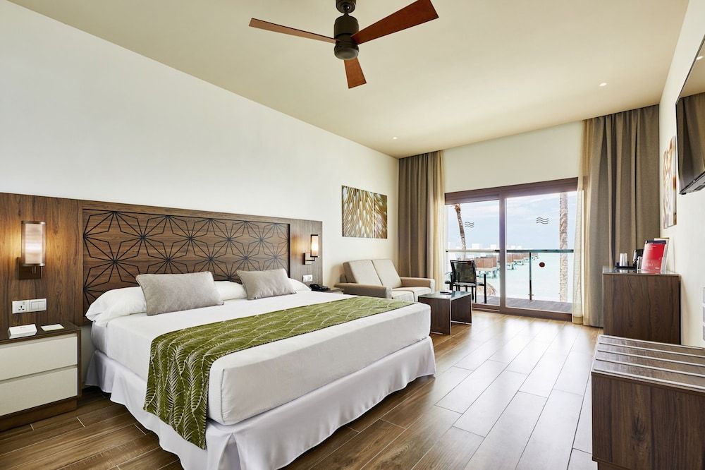 Room (Beach)