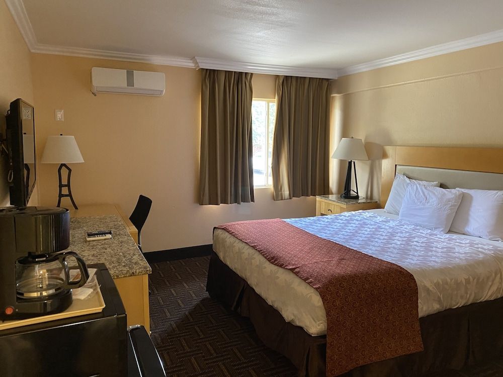 Lemon Tree Hotel & Suites Anaheim Standard Room, 1 King Bed 3