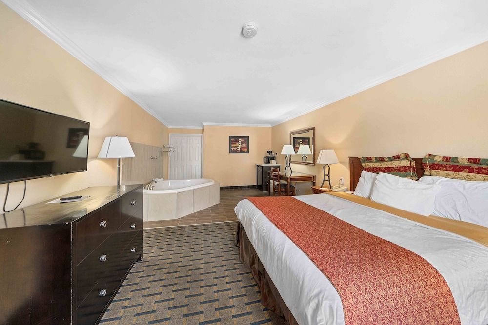 Jacuzzi King Room