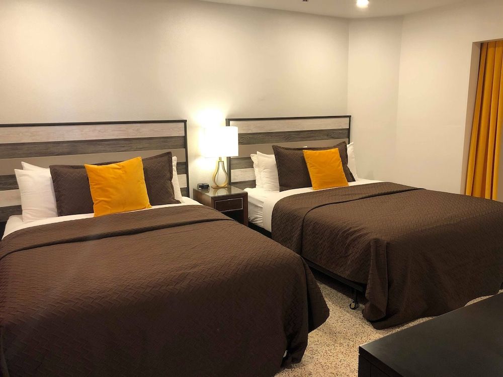 Suite, 2 Queen and Sofa Bed, Courtyard View