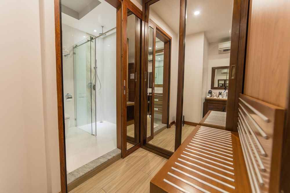 Samann Host Executive Suite-Balcony View with Free Return Airport Transfer 3