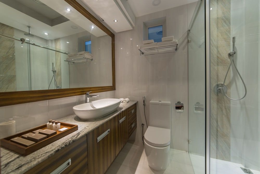 Samann Host Executive Suite-Balcony View with Free Return Airport Transfer 6