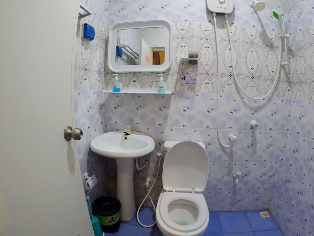 Adroit Beach Inn Deluxe Double Room 8