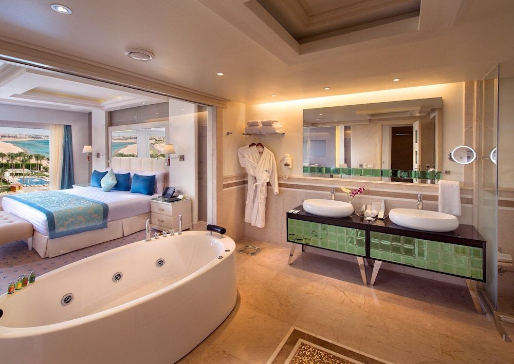 Majestic Suite Prime Sea & Pool View with VIP Package